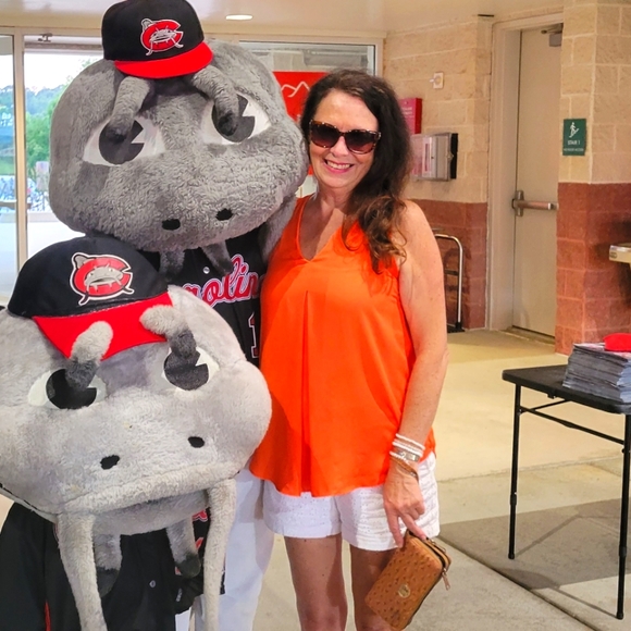 Meet your Posher, Wendy - Picture 1 of 2